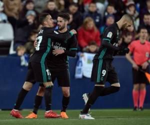 El delantero español Lucas Vázquez celebra al centrocampista español del Real Madrid Isco y al delantero francés del Real Madrid Karim Benzema después de anotar. Foto AFP