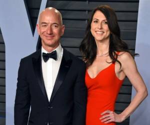 Esta foto de archivo del 4 de marzo del 2018 muestra a Jeff Bezos y su esposa MacKenzie Bezos llegando a la Fiesta de los Oscar de Vanity Fair en Beverly Hills, California.