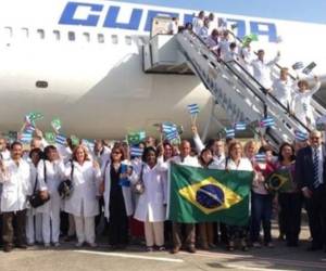 El gobierno de la isla caribeña puso punto final a su participación en esa misión la semana pasada, por lo que los 8,300 cubanos que brindaban cobertura de salud a parte de la población brasileña más vulnerable fueron llamados a volver a casa. FOTO cortesía Universo Increíble