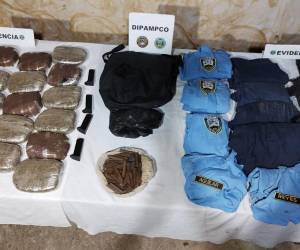 Las autoridades encontraron en el lugar varios vehículos con reporte de robo que estaban siendo desmantelados para venderlos por partes y otros eran modificados. Además, hallaron drogas e indumentaria policial. A continuación lo que las autoridades encontraron en el lugar allanado.