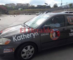 Los papás han utilizado el carro de Katheryn para promocionar su participación en LA Academia. Foto: EL HERALDO
