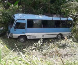 El autobús se fue a una de las hondonada de la carretera de Cofradía.