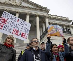 El actor de 'Joker' participó en la manifestación afuera del Capitolio. AFP.