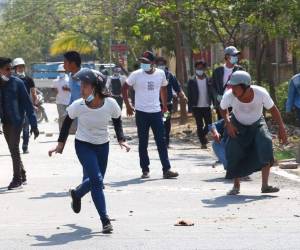 Los manifestantes exigen que se restituya el gobierno electo de Aung San Suu Kyi, después de que fuera destituida el 1 de febrero en un golpe de Estado. FOTO: AP