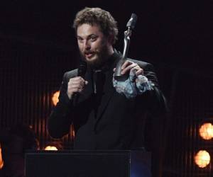 Duncan Jones, el hijo de Bowie, recibió el galardón de su difunto padre en los premios Brit. Foto: AFP