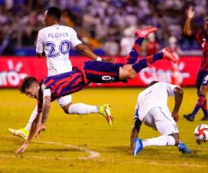 El delantero estadounidense Christian Pulisic (10) salta sobre el hondureño Maynor Figueroa durante el partido de las eliminatorias de la CONCACAF para la Copa del Mundo, en San Pedro Sula, Honduras. Foto: AP