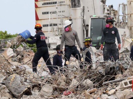 Los equipos de búsqueda continúan trabajando para recuperar restos, ya que se informa que los esfuerzos de búsqueda y rescate están pasando a una operación de recuperación en el edificio de condominios Champlain Towers South colapsado de 12 pisos el 7 de julio de 2021 en Surfside, Florida. Foto: Agencia AFP.