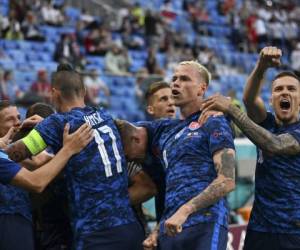 Milan Skriniar festeja con sus compañeros tras anotar el segundo gol de Eslovaquia en la victoria 2-1 ante Polonia por la Euro 2020, el lunes 14 de junio de 2021, en San Petersburgo, Rusia.Foto:AP