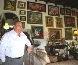 Don Guillermo junto a dos de sus pasiones: la pinacoteca. “Traigo pinturas de cualquier país al que voy; me faltan paredes donde colocarlas”. Foto: Mario Urrutia / El Heraldo.