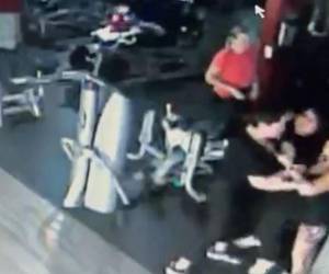 Mujer arranca dedo a mordidas a su rival durante pelea en gimnasio de México
