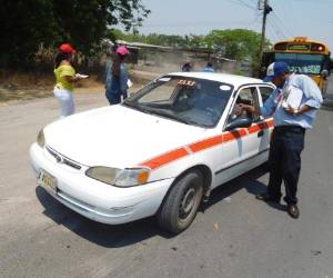 La Alcaldía realiza operativos carreteros para identificar vehículos que prestan servicios y no pagan impuestos.