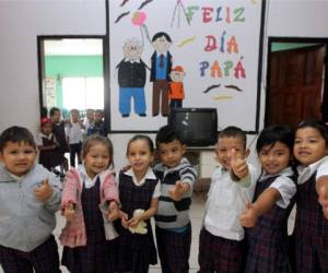 Emocionados, estos pequeños realizaron un mural.Foto: Johny Magallanes /El Heraldo