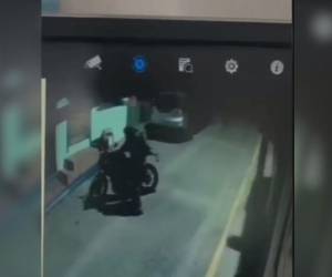 El robo quedó captado en video y exigen que sea devuelta.