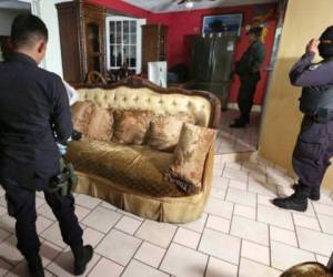 Una lujosa casa donde vivían pandilleros fue allanada en una residencial en Santa Tecla, El Salvador. Foto cortesía Policía Nacional Civil.