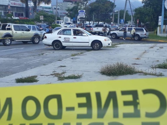 La víctima responde al nombre de Rony Salinas, quien quedó sin vida en el interior del taxi.