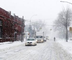 Las carreteras están completamente cubiertas de nieve.