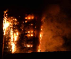 La Grenfell Tower, un bloque de apartamentos de 27 pisos de Londres, devorada por el enorme incendio. Foto AFP