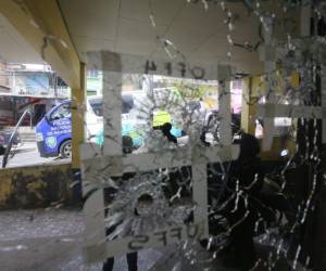Un policía muerto, vidrios destruidos y paredes perforadas por las balas fue el resultado del ataque armado contra un policía en la posta de la colonia Divanna de Tegucigalpa. A continuación las imágenes captadas por el lente de EL HERALDO en la zona del desastre.
