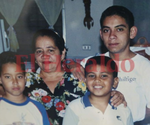 Doña Linda Jarquín conserva en la sala de su casa una fotografía junto a su hijo Clemente Javier Aguirre, antes de que este decidiera viajar a Estados Unidos en 2013.