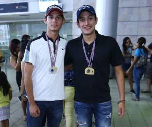 Los atletas hondureños Carlos Medrano y Sergio Ortega al momento de arribar al país (Foto: Emilio Flores/EL HERALDO)