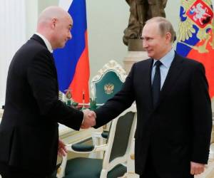 El presidente de la FIFA Gianni Infantino brindó sus condolencias al mandatario Putin por la muerte de 71 personas en un accidente aéreo el fin de semana. Foto: AP