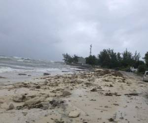 Después de las Bahamas, se espera que el huracán se acerque a la costa este de Florida el lunes por la noche y el martes, pero es difícil predecir con qué intensidad golpeará a ese estado tras su cambio de trayectoria. Foto: AFP.