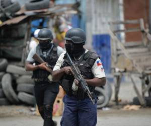 Oficiales de policía patrullan un vecindario en medio de la violencia relacionada con pandillas en el centro de Puerto Príncipe.