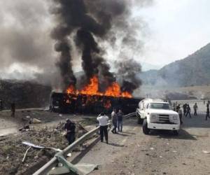 Los dos vehículos siniestrados transitaban en dirección oeste cuando al parecer chocaron en una zona montañosa conocida como Cumbres de Maltrata. Foto: Matutinazo.