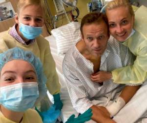 Los médicos que lo atienden en el hospital Charite de Berlín “me convirtieron de una ‘persona técnicamente viva’, indicó Navalny. Foto: AP