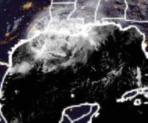 Nicholas, una tormenta tropical que ganó fuerza de huracán de categoría 1 en el Golfo de México con vientos máximos sostenidos de 120 km/hora, había tocado tierra en Texas hacia las 05:30. Foto: AFP /RAMMB/NOAA/HANDOUT '