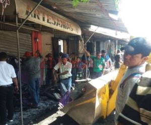 Locatarios comenzaron este miércoles a retirar todos los escombros dejados por el incendio en el mercado San Antonio. (Foto: El Heraldo Honduras)