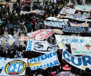 Mega marcha de los estudiantes universitarios este domingo en la capital. Fotos de Mario Urrutia y Ricardo Sánchez / EL HERALDO.