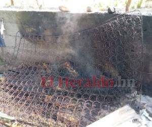 El cadáver del infortunado hombre quedó abajo de los resortes de este colchón. Foto Estalin Irías| EL HERALDO
