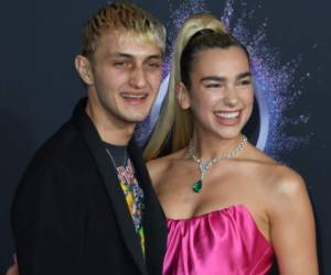 Anwar Hadid y Dua Lipa llevan varios meses de relación, pero fue hasta en la alfombra de los American Music Awards que hicieron público su romance. Foto: AFP