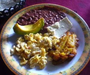 Quién no extrañe el desayuno (o cena) de frijoles, huevo picado, aguacate, cuajada y plátano, no nació en Honduras.