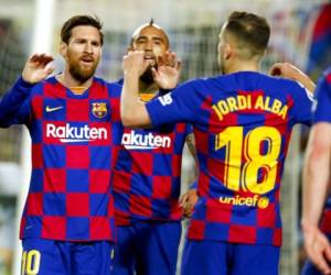 Jordi Alba del Barcelona festeja con su compañero Lionel Messi antes que un gol que había anotado fuera anulado por el VAR en el partido contra la Real Sociedad, uno de los partidos jugado poco antes de la cuarentena por coronavirus. Foto: AP.