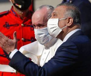 El Papa Francisco junto al presidente iraquí Barham Salih, al momento de su llegada hoy a Bagdad, Irak. Foto: Agencia AP