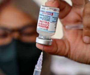 Este refuerzo puede administrarse a partir de seis meses después de la segunda inyección de la vacuna Moderna. Foto: AFP