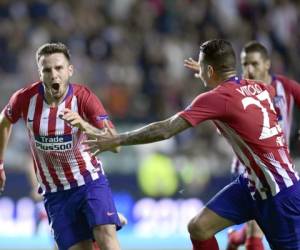 El centrocampista del Atlético de Madrid, Saúl Niguez celebra con Vitolo después de anotar un gol ante el Real Madrid. Foto:AFP