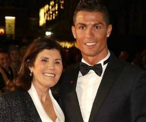 Dolores Aveiro, es muy unida a su hijo Cristiano, ya que suele acompañar al astro portugués en sus grandes éxitos. Foto: AFP