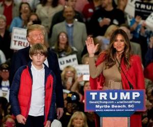 El magnate con su hijo y esposa durante la campaña.