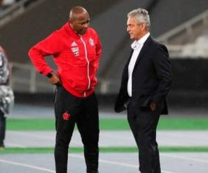 Reinaldo Rueda en un partido del Flamengo, conversando con su asistente Bernardo Rendín.