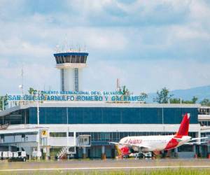 Imagen de referencia de la fachada del aeropuerto Arnulfo Romero en El Salvador.