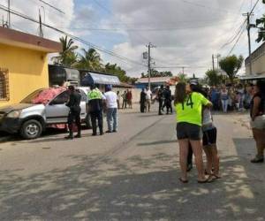 El funcionario viajaba sólo en el vehículo y por la gravedad de las múltiples heridas murió de forma instantánea. Los asesinos escaparon a bordo de una motocicleta. Foto: Prensa Libre Guatemala