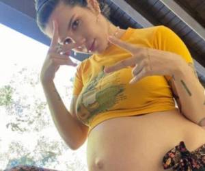 Tras anunciar su embarazo, Halsey compartió cómo crecía su panza con sus seguidores. Foto: Instagram