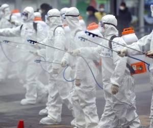 Moroccan health workers scan passengers arriving from Italy for coronavirus COVID-19 at Casablanca Mohammed V International Airport on March 3, 2020. (Photo by FADEL SENNA / AFP)