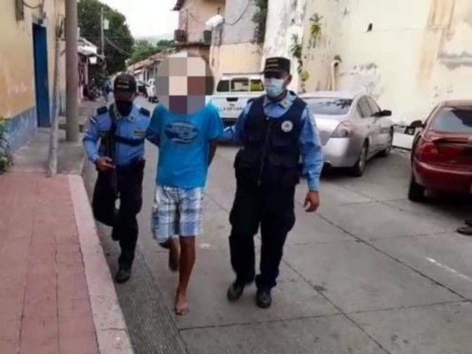 La Policía Nacional sigue buscando a las personas que participaron en el hecho violento.