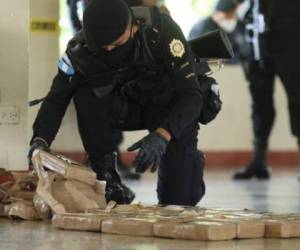 Es el primer decomiso que se realiza este año en aguas del Pacífico, mientras que en los primeros seis meses han podido capturar cuatro aeronaves después de su aterrizaje. Foto: Prensa Libre.