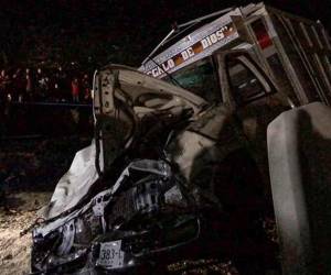 El vehículo se salió de la carretera y dio varias vueltas provocando que los pasajeros resultaran muertos o lesionados.