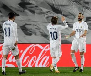 Karim Benzema se vistió de héroe para los blancos con un doblete en la segunda parte. Foto: AFP